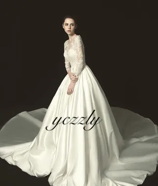 Элегантное бальное платье с круглым вырезом и длинными рукавами аппликацией