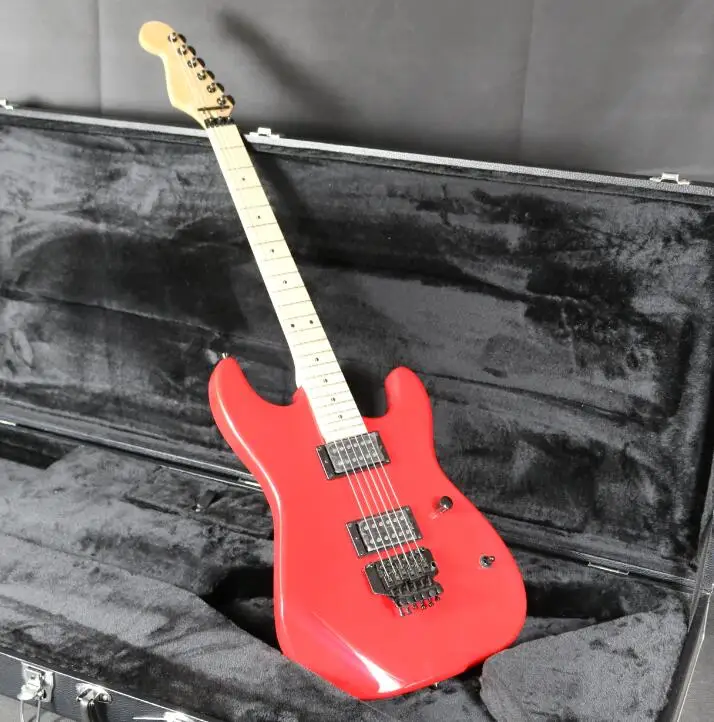 Красная электрическая гитара перевернутая головка грифа светлая рука ФР мост