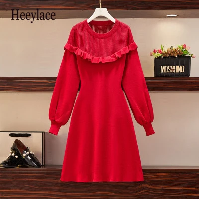 

Женское трикотажное платье-свитер с длинным рукавом и оборками