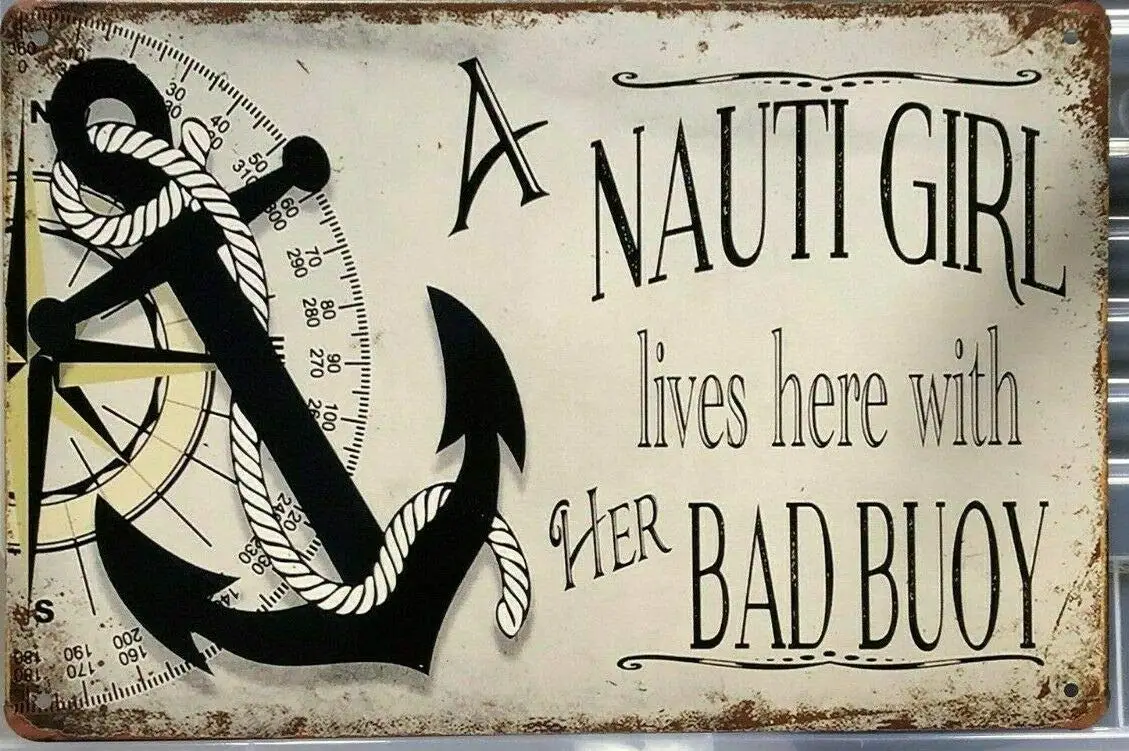 Озорная девушка живет здесь со своим буем металлический жестяной знак вывеска