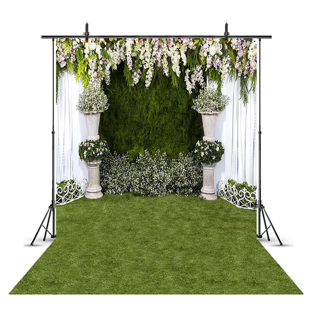 Фон с изображением зеленой травы для свадебной фотосъемки в фотостудии |