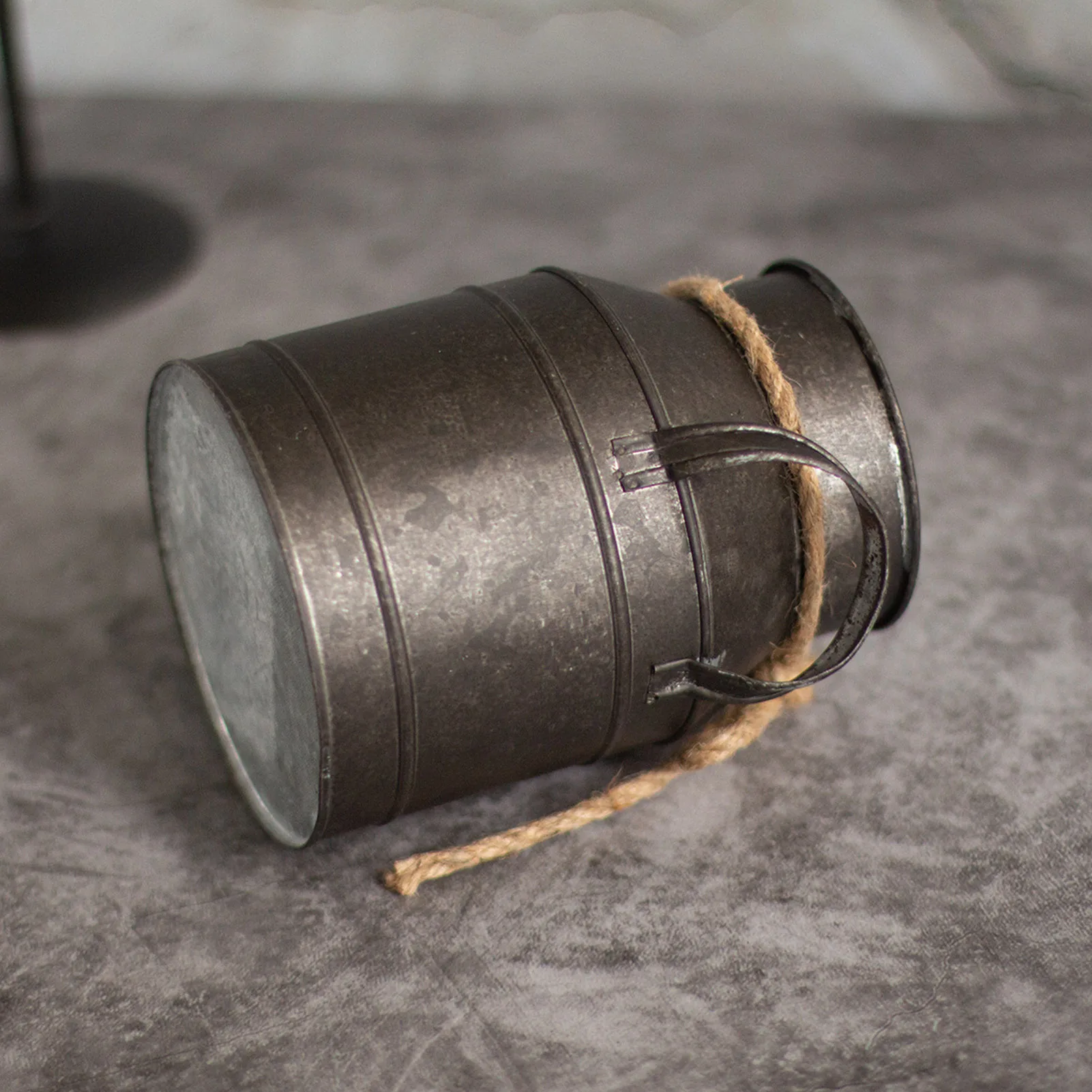 Металлический цветочный горшок в стиле ретро с пеньковой веревкой для дома