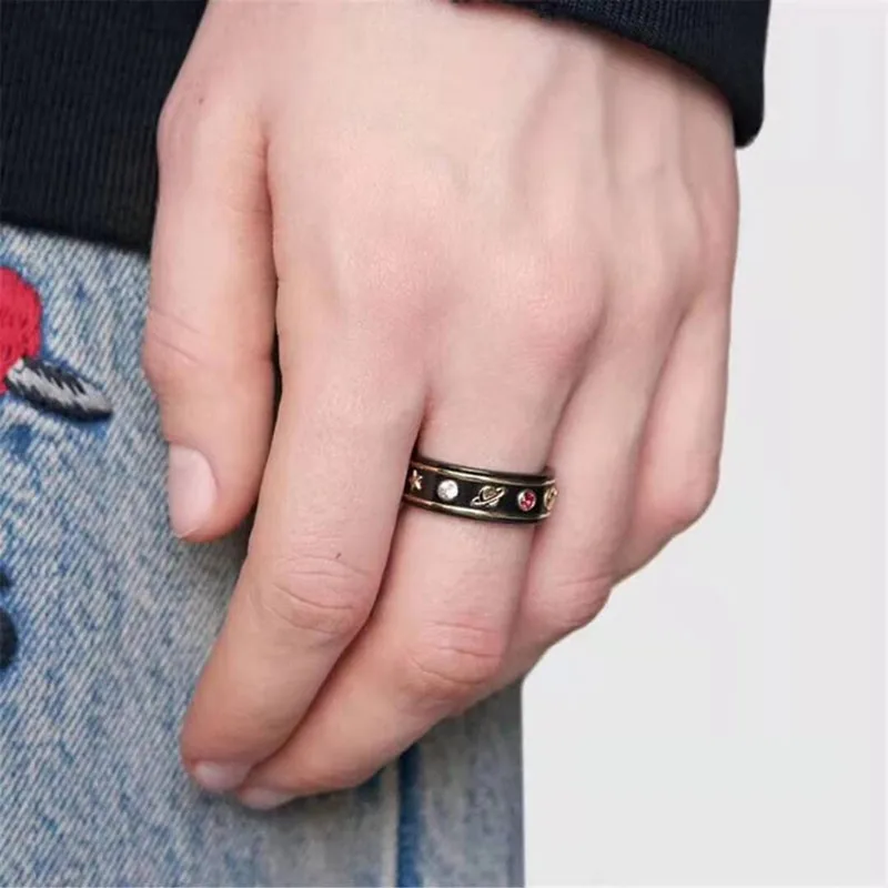 

Trendy Fashion Boutique Classic Double G Black Ceramic Multicolor Gemstone Bee Couple Couple High Quality Exquisite Gift