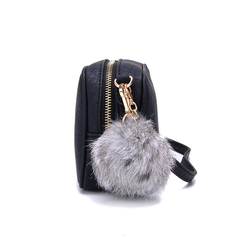 Модная трендовая маленькая сумка на плечо мессенджер с меховыми помпонами