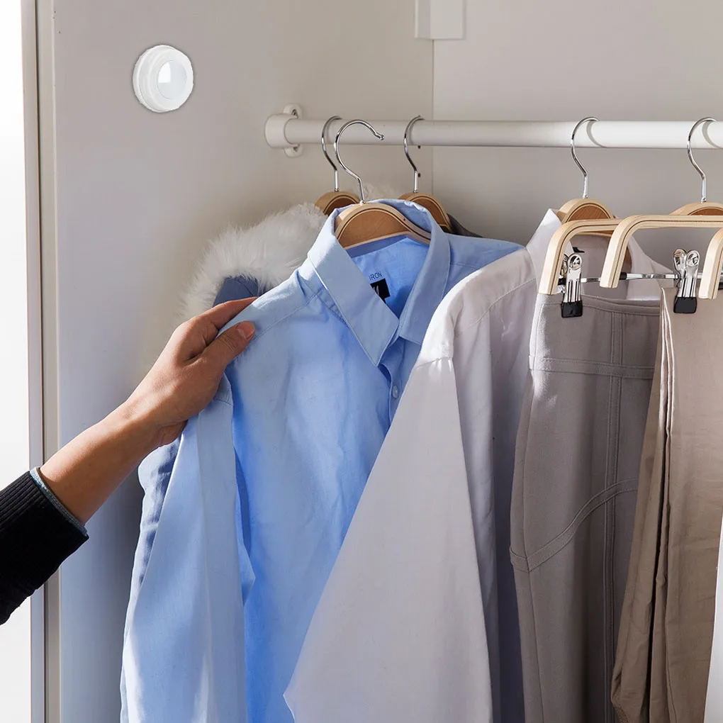 Настенный светильник с инфракрасным датчиком движения и клейкой подкладкой |