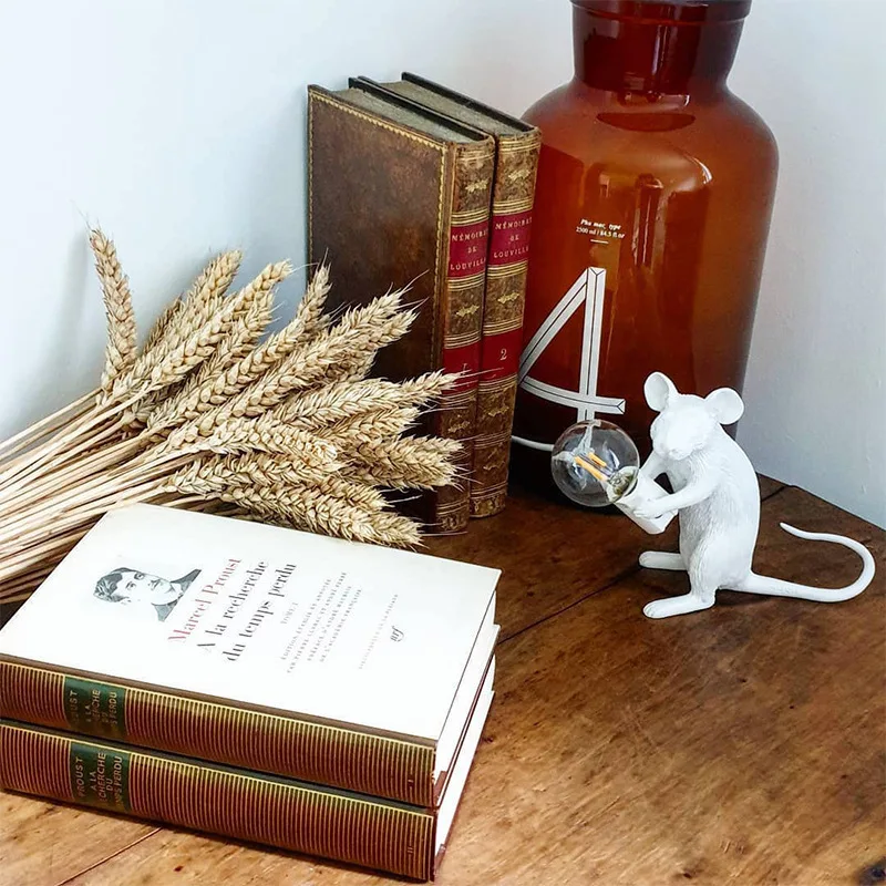 Скандинавский смоляный маленький белый стол с мышкой Светодиодная лампа ночник