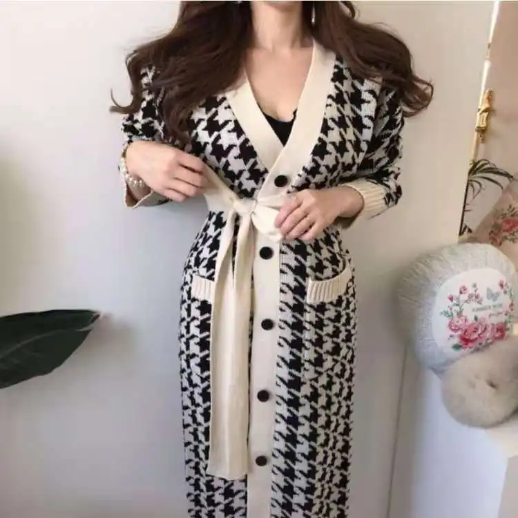 

Popular women's loose V-Neck Sweater in spring and Autumn