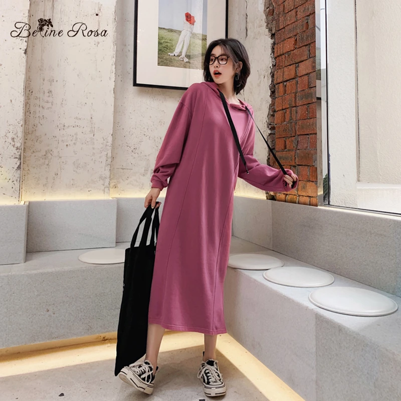 Белые платья с капюшоном в минималистском стиле цвета сливы красного осень.