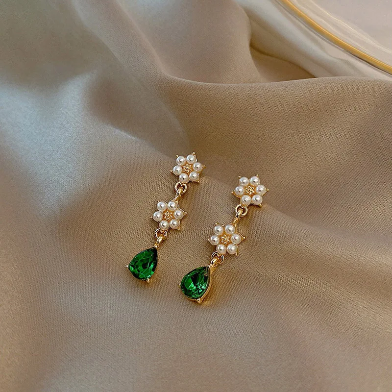 Винтажные серьги-пусеты с камнем зеленого цвета в форме капли "Темперамент", украшенные жемчужиной барокко и цветком.