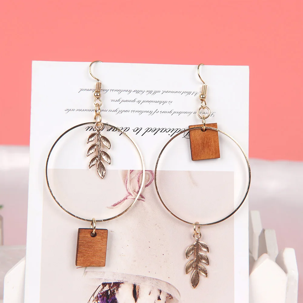 Женские серьги-подвески в форме листьев золотистого цвета геометрические