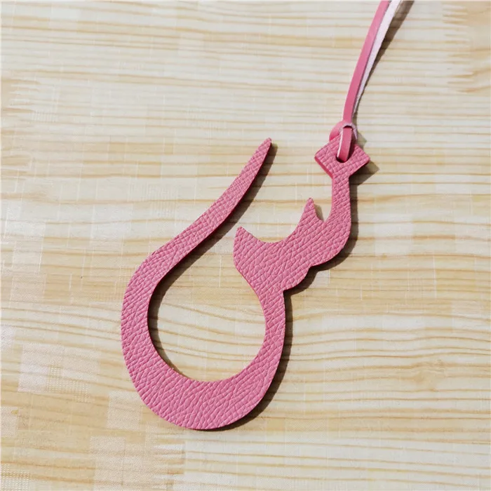 

Wholesale Custom Made Genuine Natural Leather Character Alphabet Arabic Letter Keychain Backpack Pendant Ladies Women Bag Charm