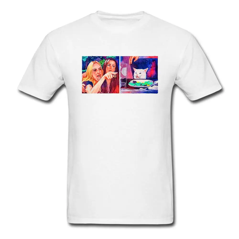 Уродливая злитая женщина кричащая при спутанном Коте на обеденном столе