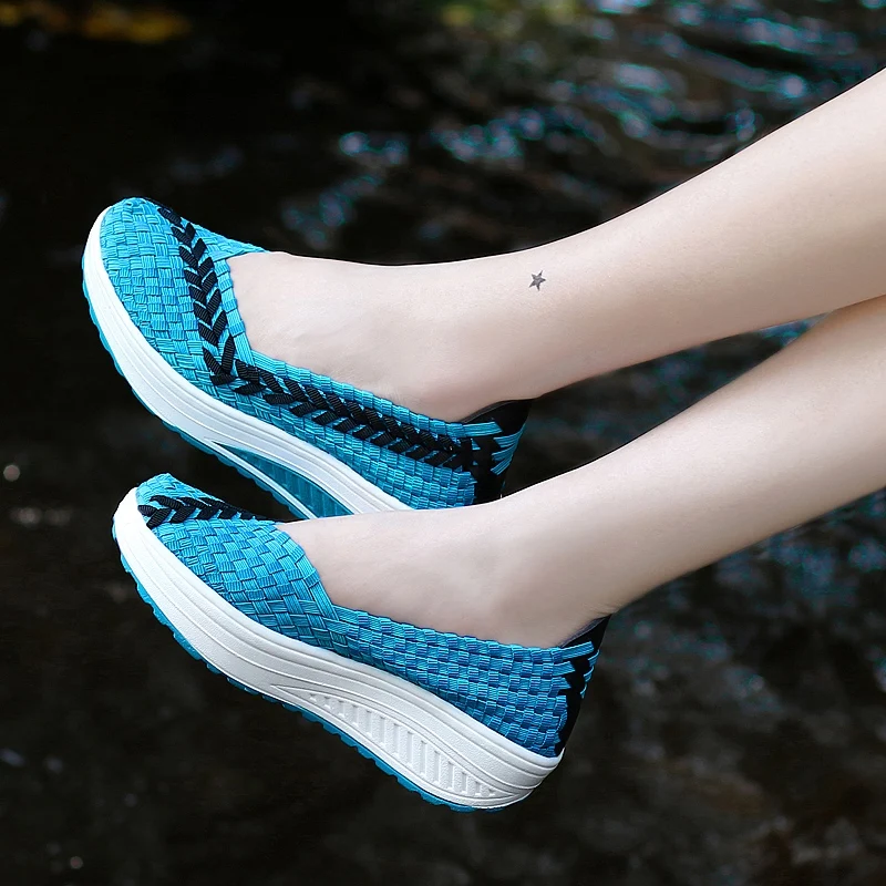 Женские кроссовки на плоской подошве плетеные сандалии танкетке удобные пляжные