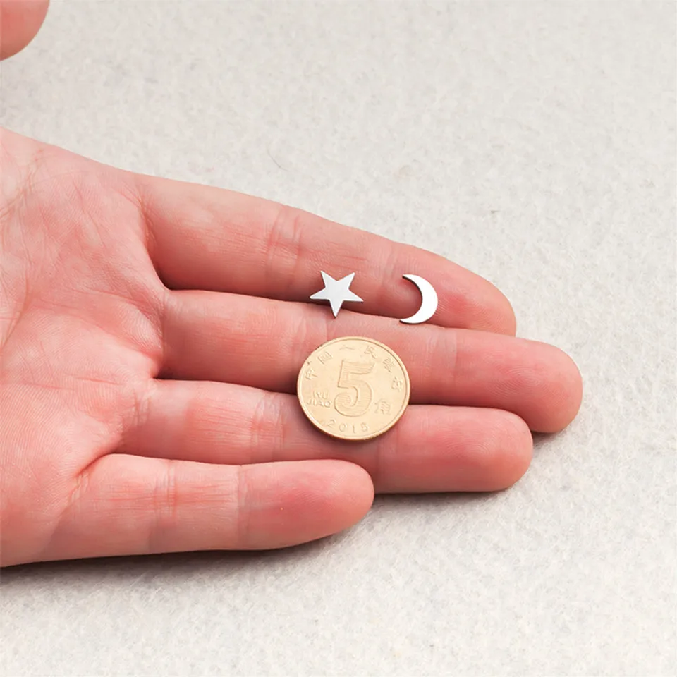 Женские маленькие серьги с Луной и звездами простые минималистичные золотого