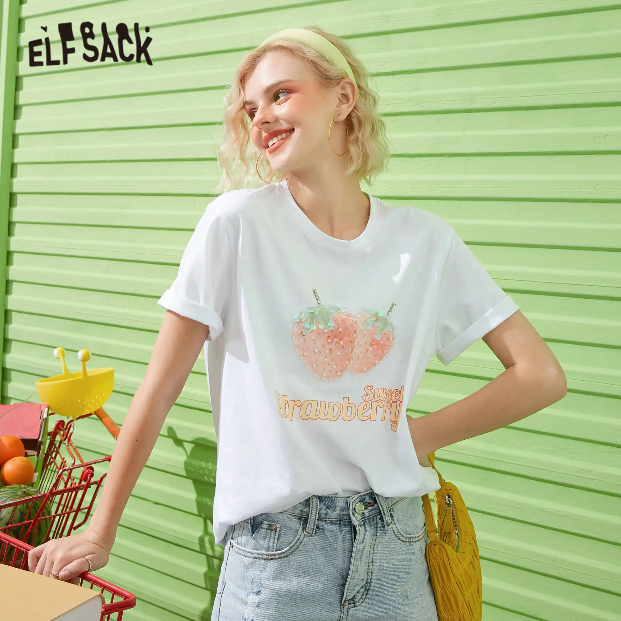 Фото Женская футболка ELFSACK белая Повседневная с принтом клубники и бисером в стиле
