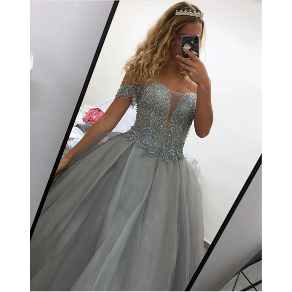 Серое бальное платье для выпускного вечера с открытыми плечами длина до пола