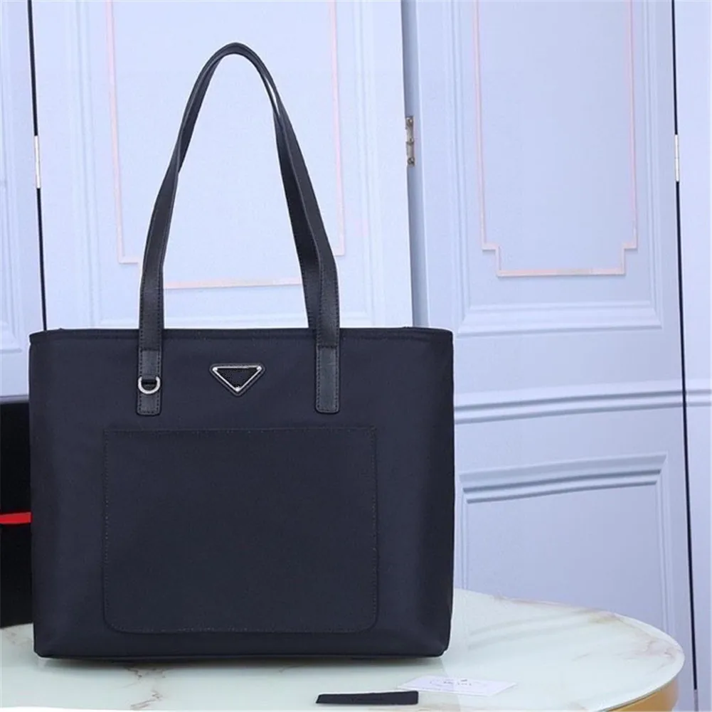 

2021 new men's large-capacity handbag fashion shoulder bag