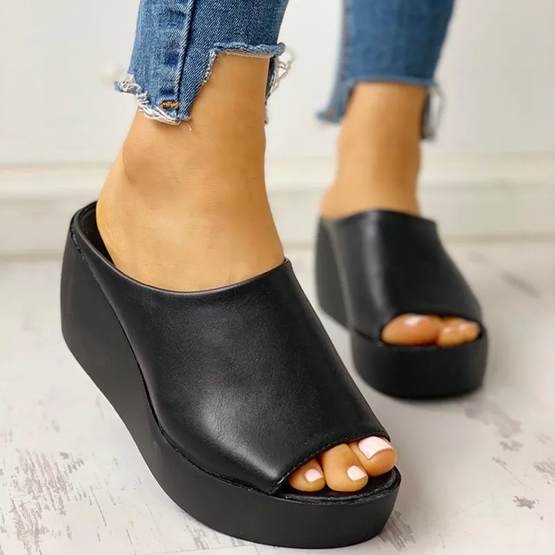 Женские кожаные шлепанцы на танкетке повседневные пляжные тапочки танкетка