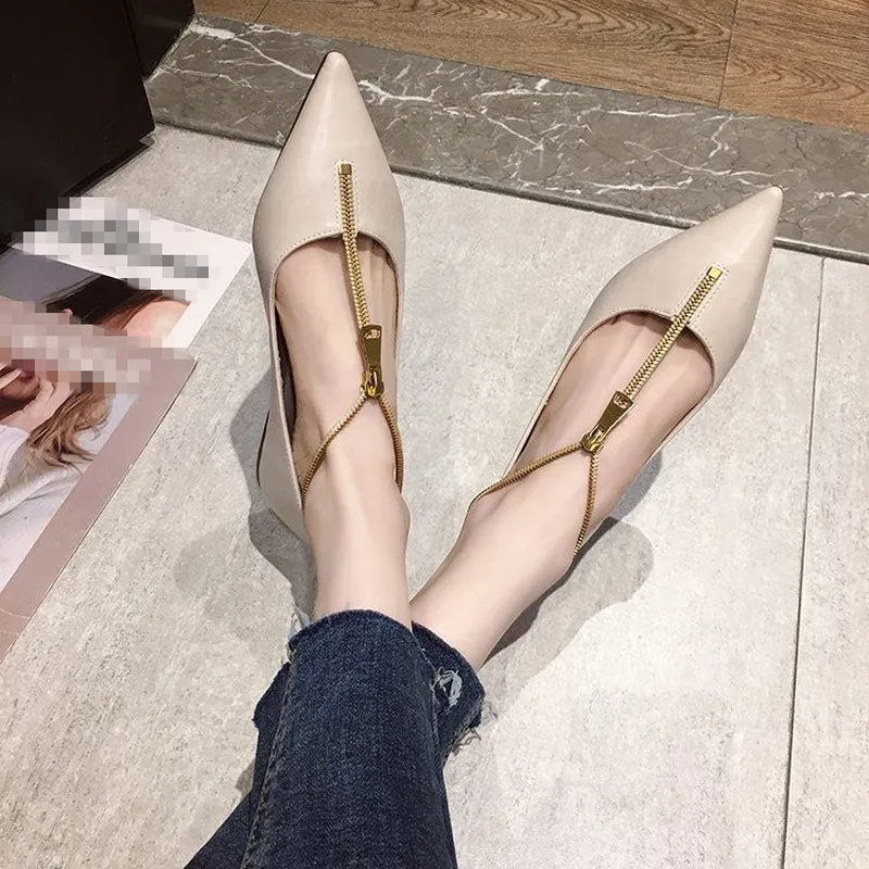 Женские туфли на плоской подошве кожаные с острым носком украшенные молнией