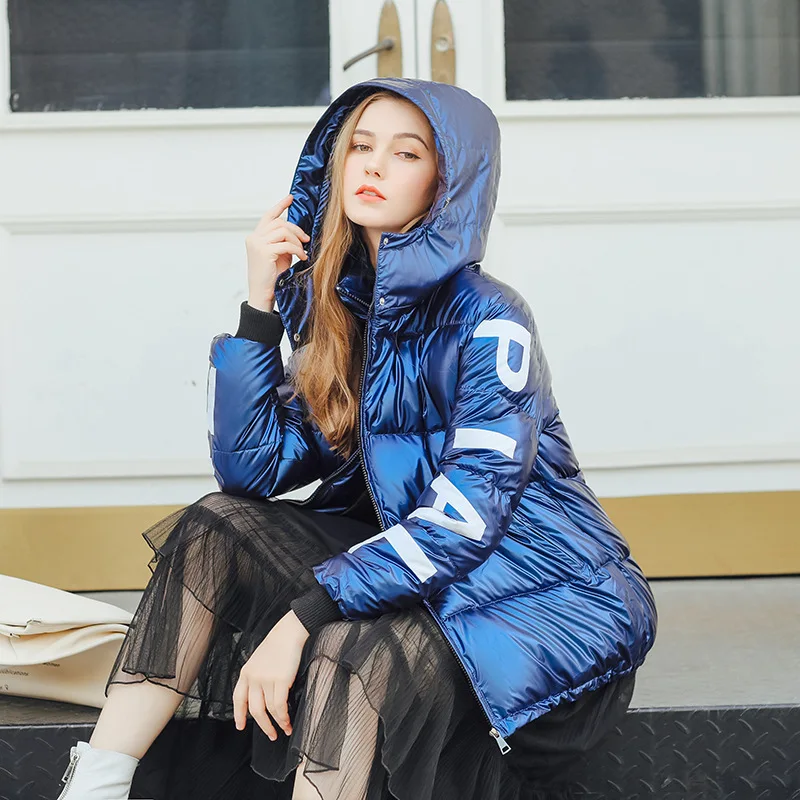 Женская кожаная куртка приталенная из хлопка короткая с яркой поверхностью