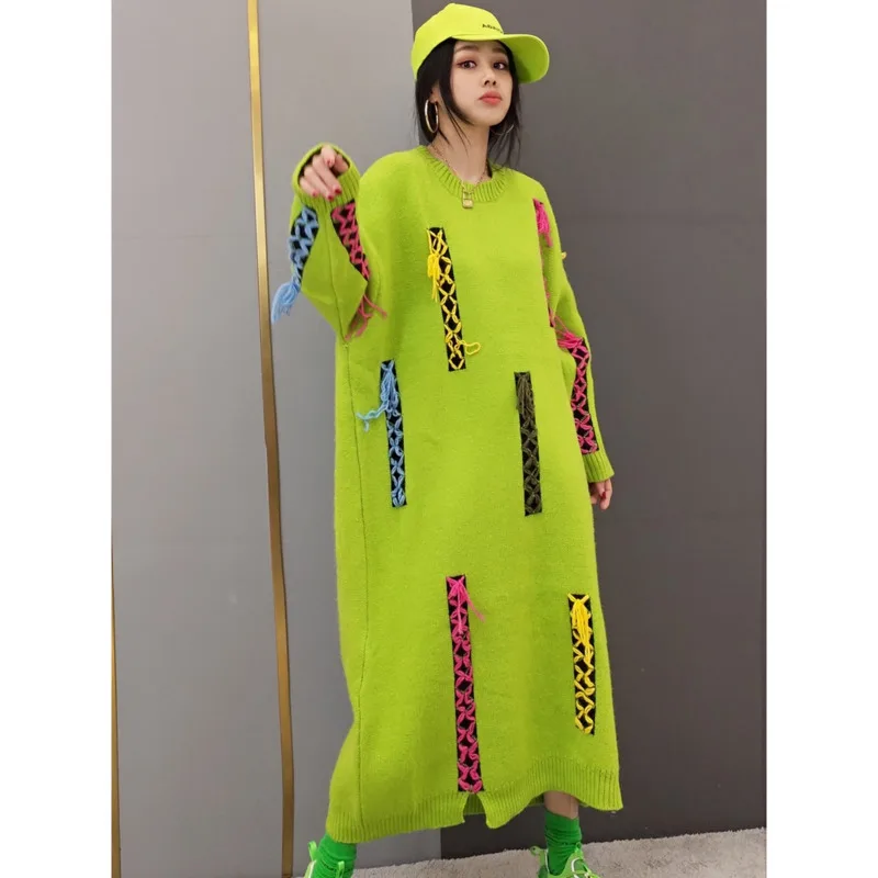 Черно-оранжевое длинное вязаное женское платье-свитер в полоску модель 2022 года