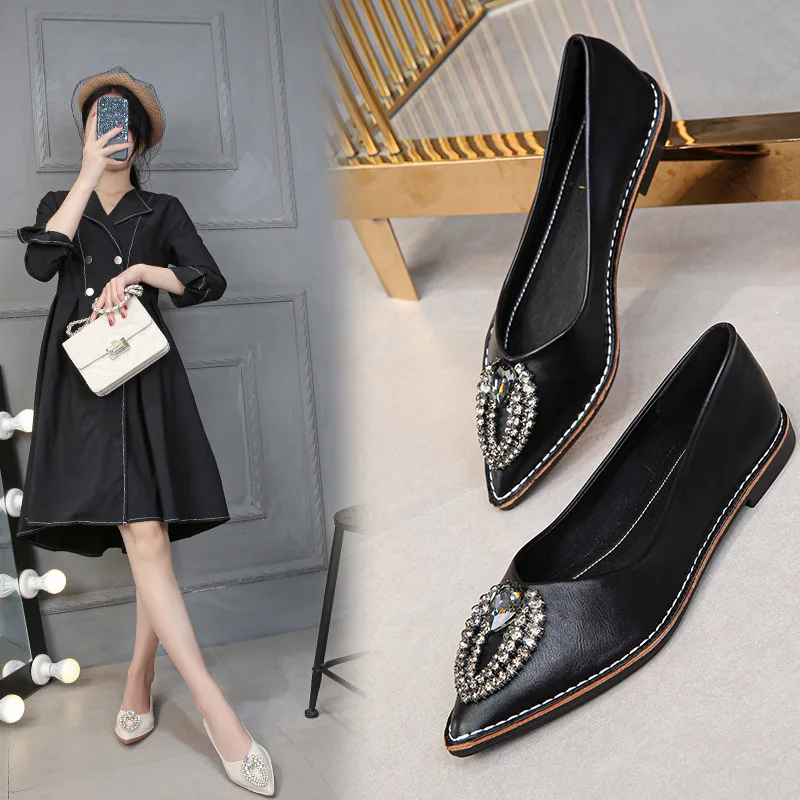 С украшением в виде кристаллов сердцевидной пряжкой кожаная женская обувь на