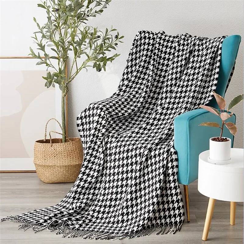 Покрывало для дивана классическое черно-белое с рисунком гусиная лапка