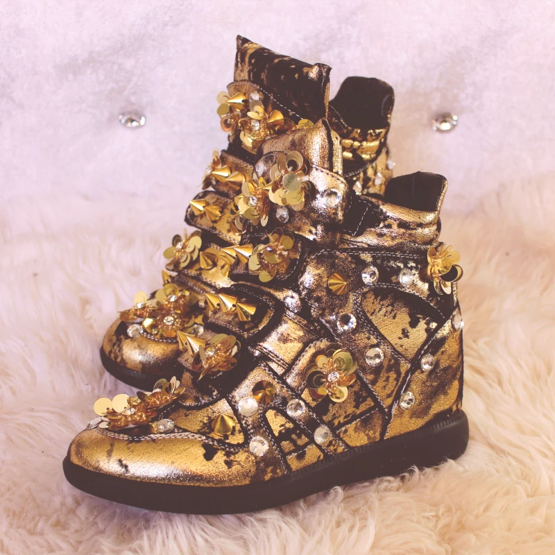 

Панк красивые заклепки обувь с высоким берцем на липучке с круглым носком с высокими золотыми ботильоны