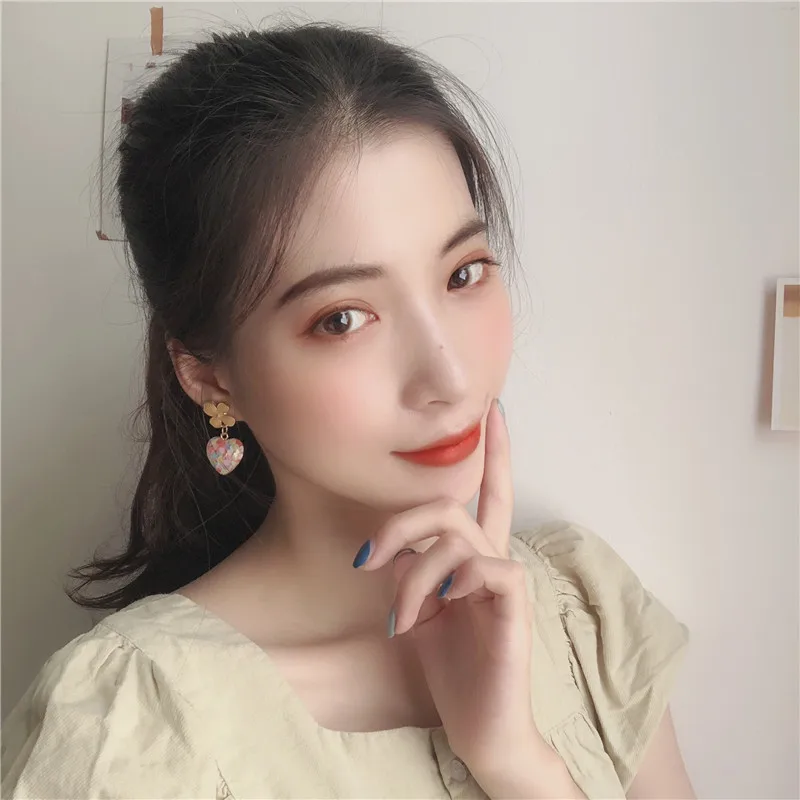 Симпатичные милые серьги-клипсы золотого цвета с цветком из цветного стекла в