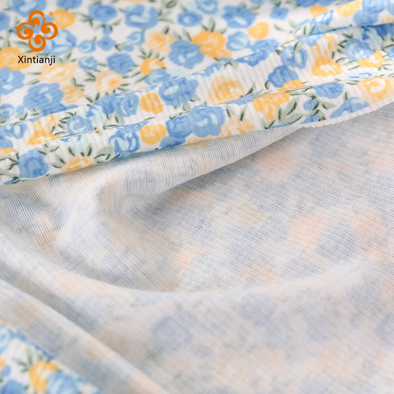 Фиолетовая цветочная ткань в рубчик с принтом стрейчевая подходит для шитья