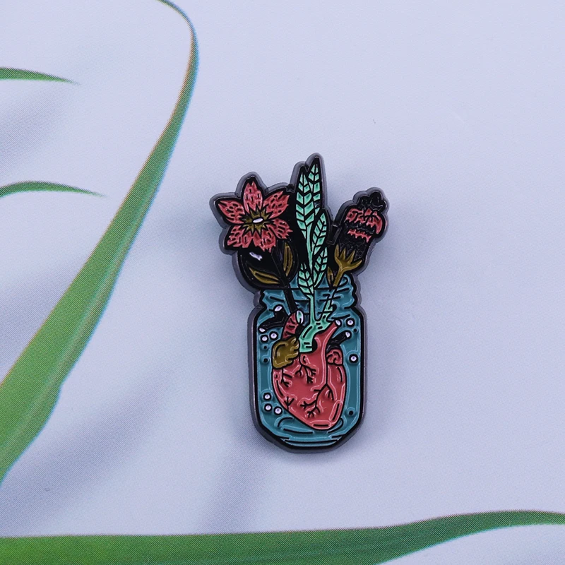 Значок брошь булавка с анатомическим человеческим сердцем в вазе|Броши| |