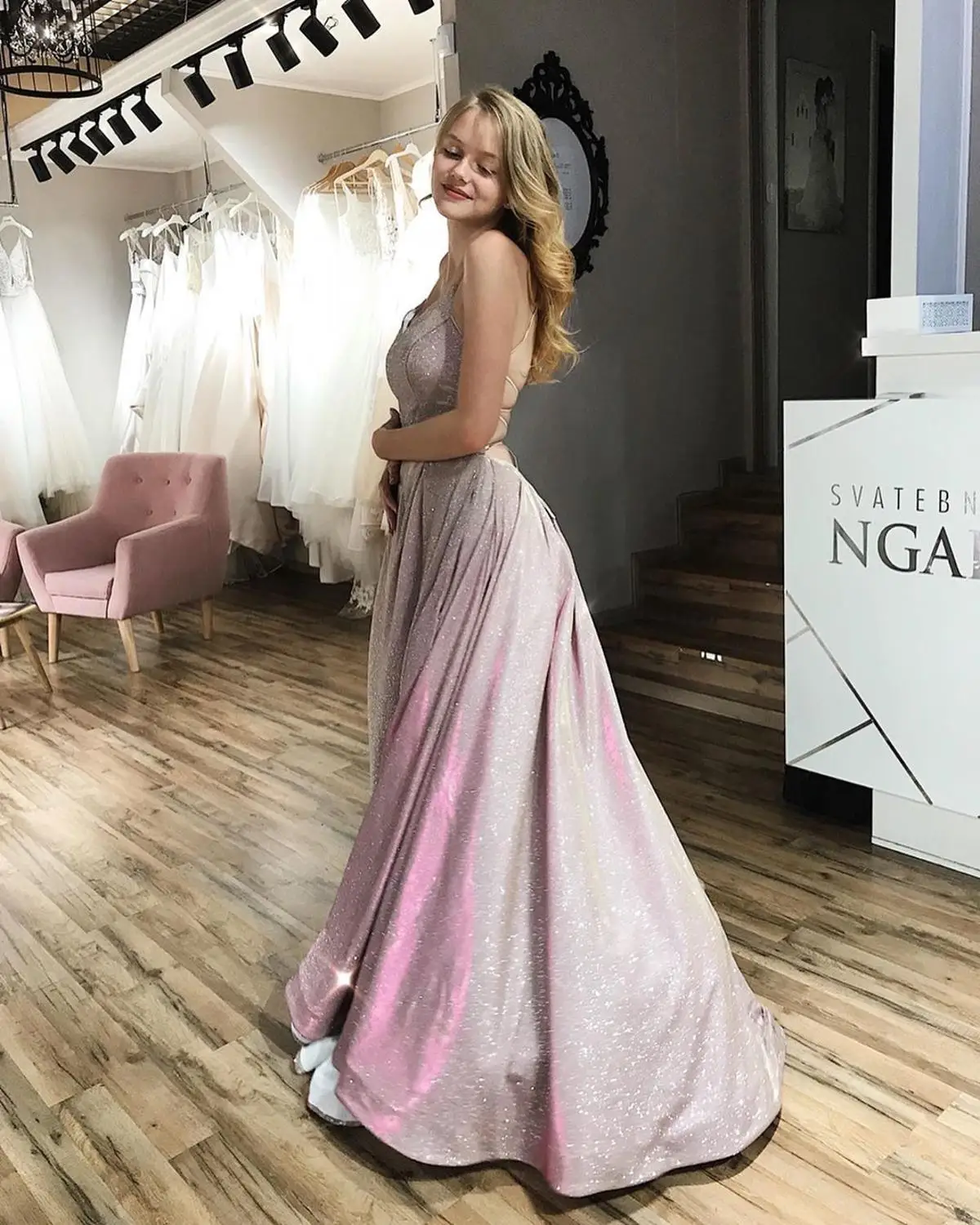 Вечернее платье с блестками и карманами бальное на бретелях-спагетти открытой