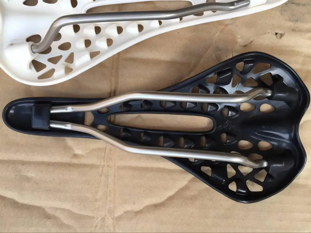 Седло Велосипедное с титановым бантом дышащее эргономичное ажурное переднее