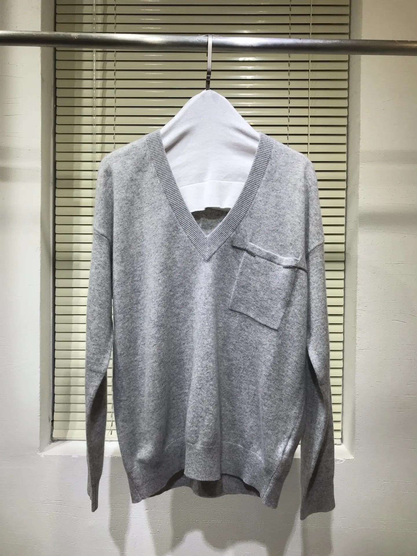 

2023 new fashion ladies long sleeve sexy casual pocket chain v-neck cashmere sweater 1013