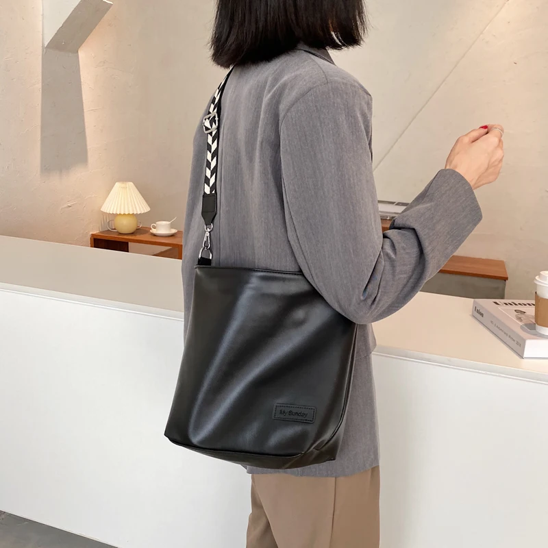 

Large capacity bag female 2021 new fashion one shoulder messenger bag simple Japanese PU