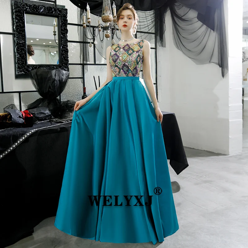 Длинное вечернее платье трапециевидной формы с круглым вырезом и открытой