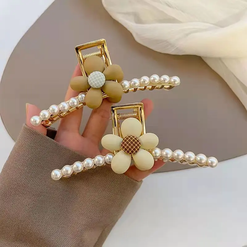 

Cute Flower Claw Clip Pearl Hair Claws kawaii Metal Fine Hair Clips High Quality Hair Accessories For Women Fashion Headwear