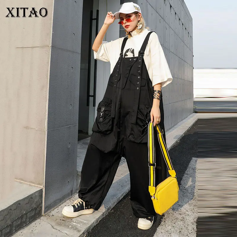 Женский комбинезон с карманами XITAO черный облегающий открытыми плечами и на