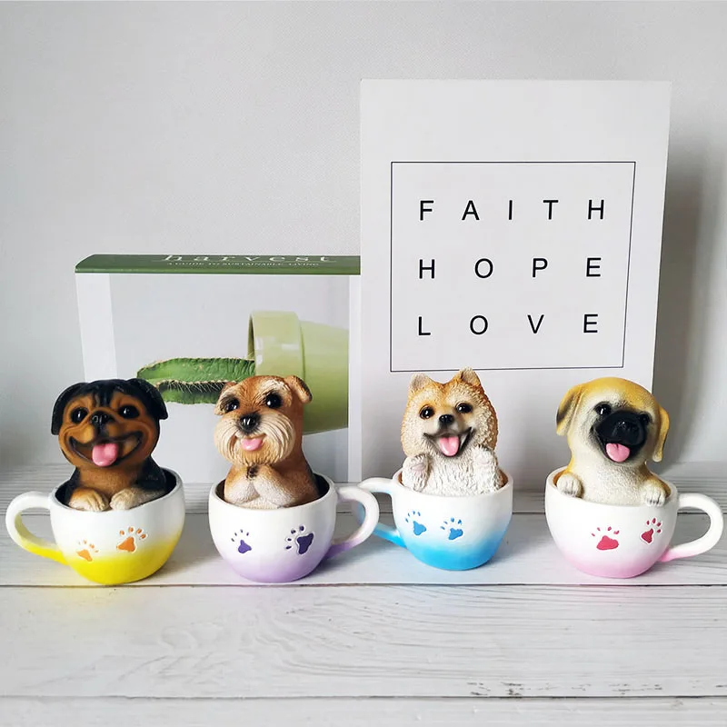 Миниатюрная скульптура собачки в чашке из смолы для украшения дома или подарка в подарочной сумке.