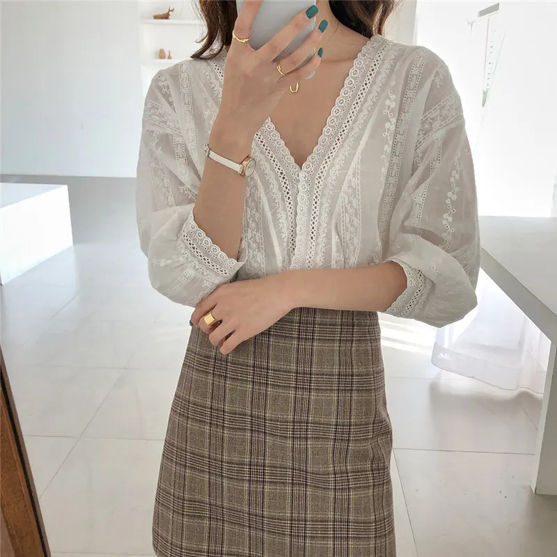 Блузка женская кружевная с вырезами V-образным вырезом | Женская одежда