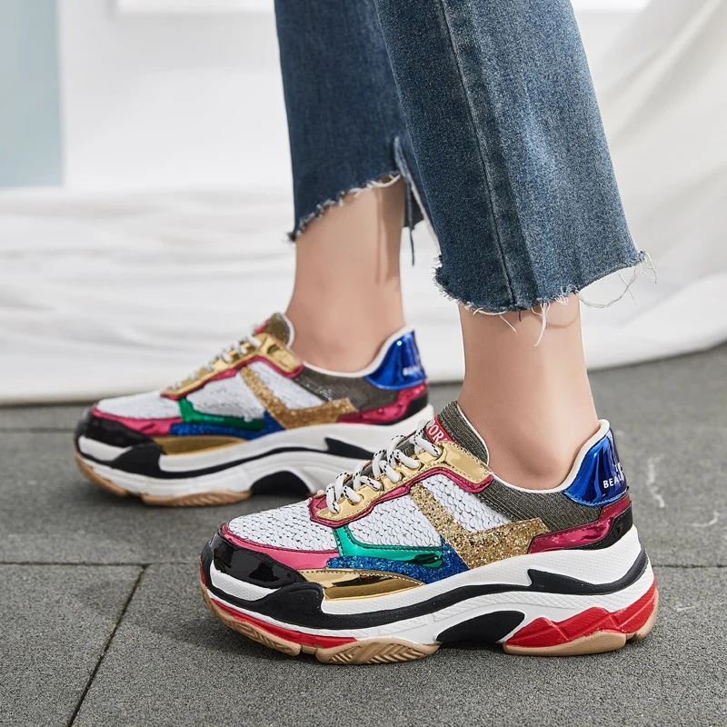 Яркие блестящие женские туфли с блестками обувь на танкетке платформе модные