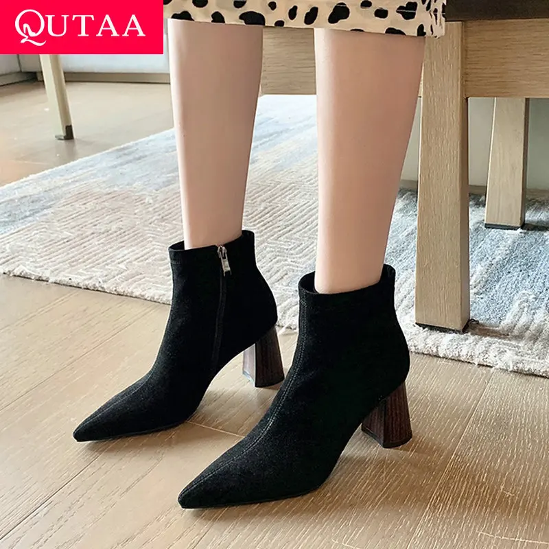 

QUTAA/2022 г. Ботильоны с острым носком осенне-зимняя женская обувь на высоком квадратном каблуке на молнии качественные женские замшевые туфли-...