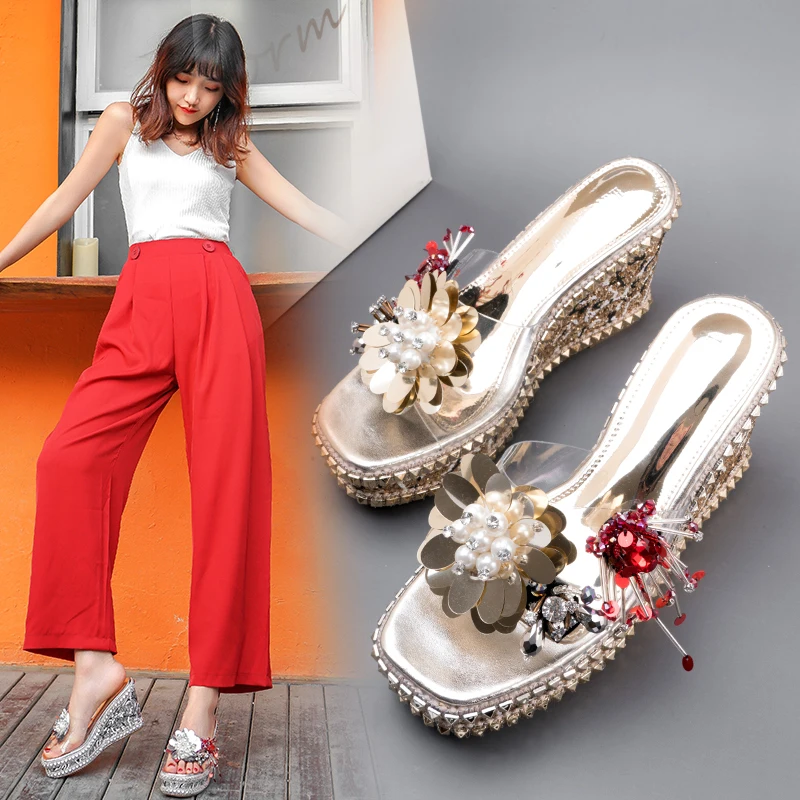 2020 г. новые женские босоножки на танкетке с заклепками Украшенные бусинами