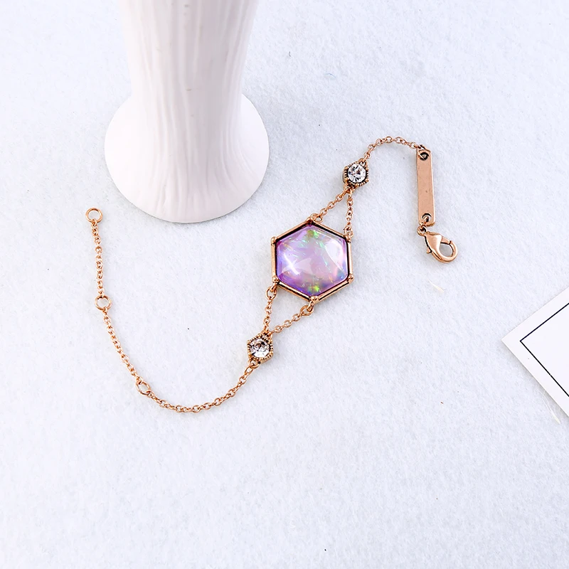 Женский браслет в богемном стиле с кристаллами и геометрическим орнаментом