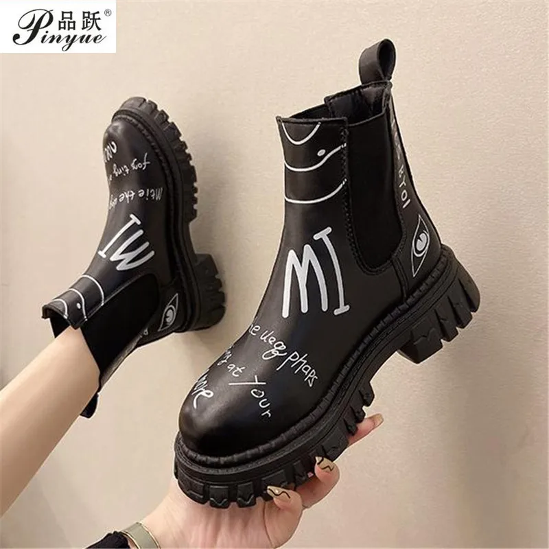 

Модные женские ботинки на среднем каблуке с круглым носком, новые повседневные ботинки-Челси на толстой подошве с граффити, кожаные ботинки...