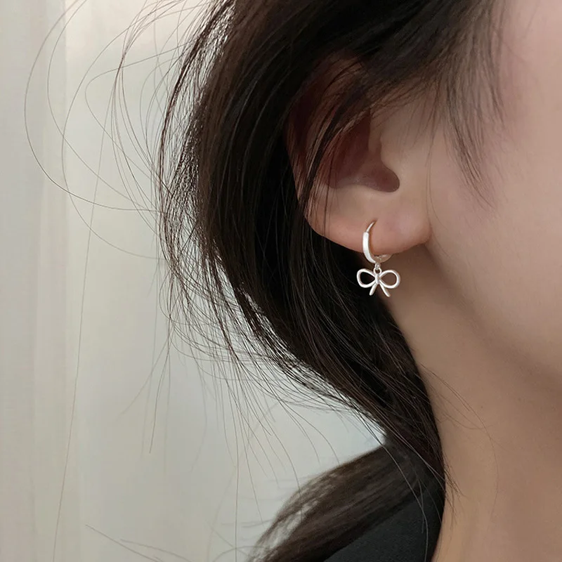 

Женские серьги-кольца с бантом, серебряного цвета