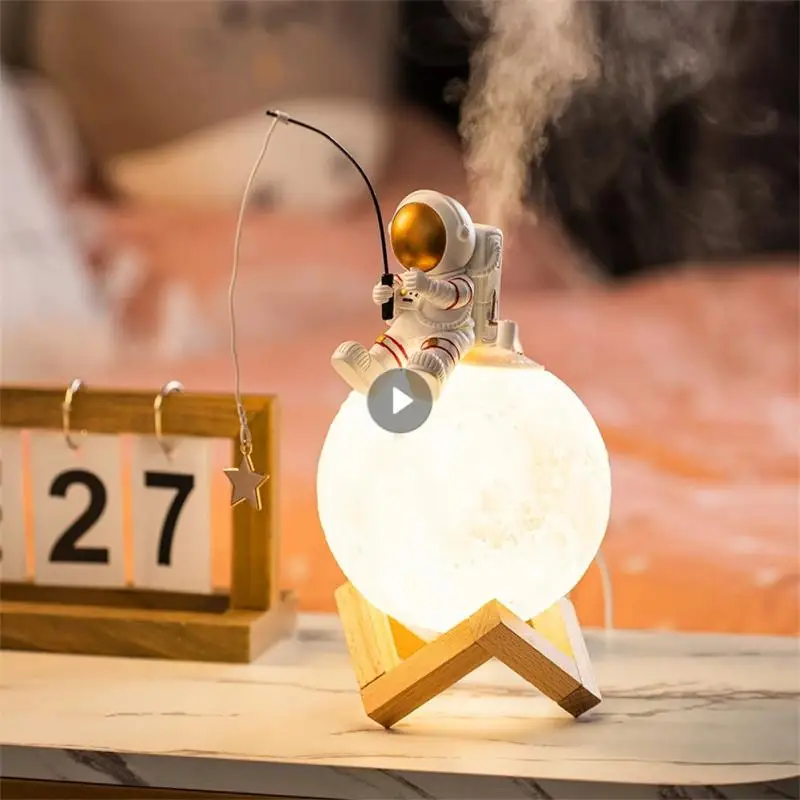 

Статуэтка астронавта из смолы космический человек миниатюсветильник USB зарядка увлажнитель холодный туман машина домашний декор подарки н...