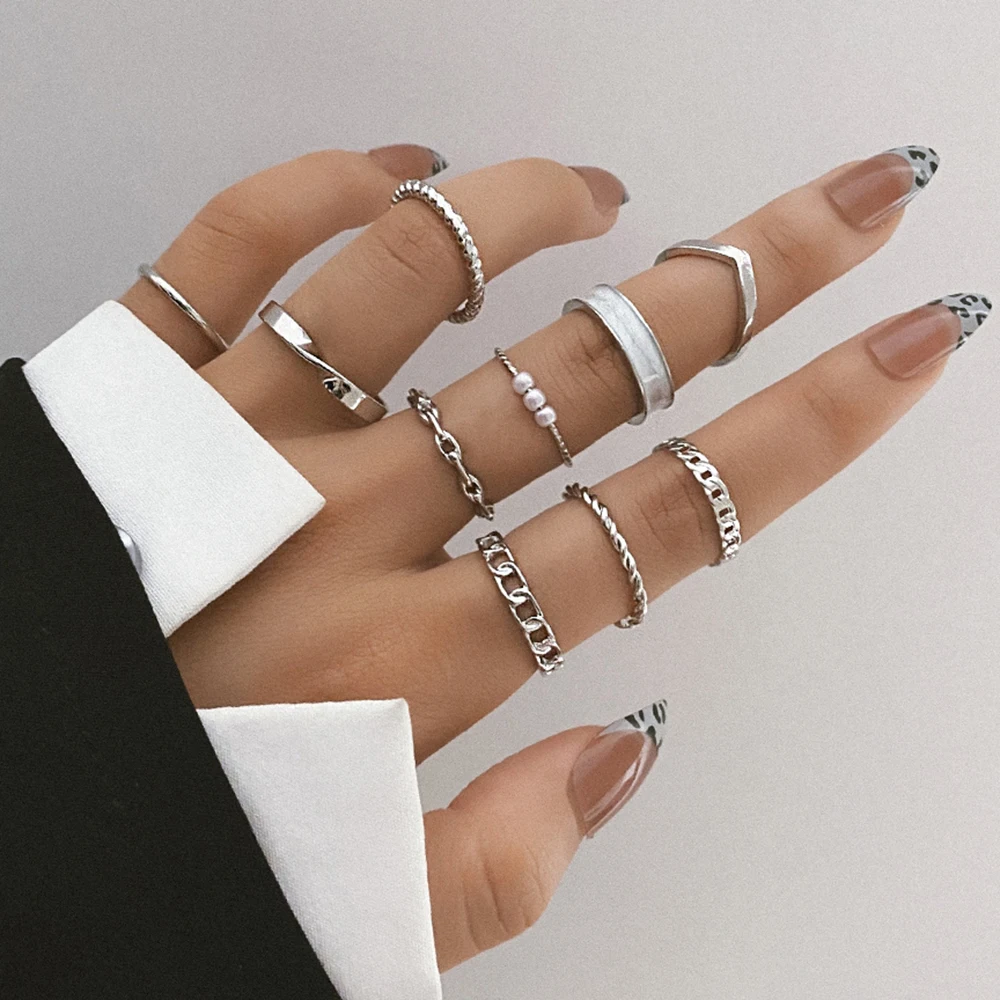 

IPARAM Punk Metal Geometric Chain Finger Joint Ring Set for Women Retro Minimalist Pearl Irregular Finger Thin Rings Party Gift