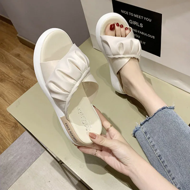 

Ladies slippers with mesh celebrity platform and flip-flops. This is the latest fashion and comfort for the summer of 2021