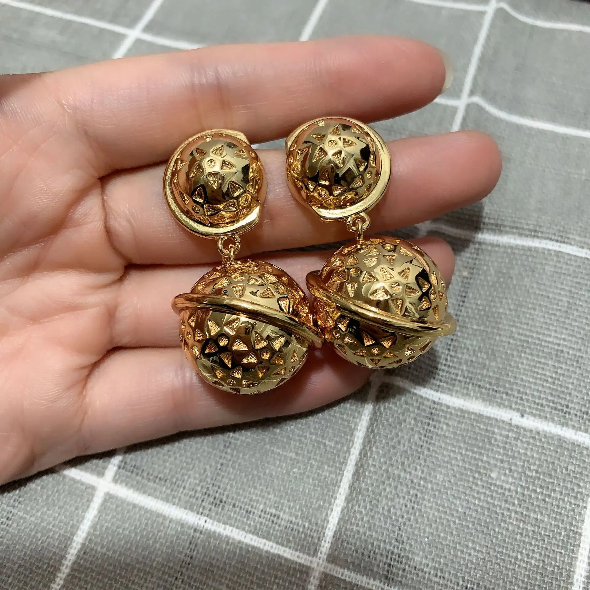 

Vintage brass three-dimensional planet personality gold-plated fashion new ladies earrings